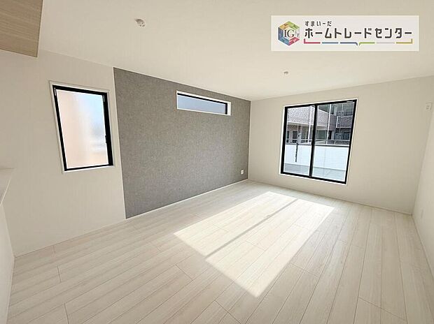 リビングにはこだわって開口部を可能な限り多く設けました。日当たり、風通しを良くするのはもちろんですが、やはり人が集まる場所ですので、開放感が必要な場所だと思います。広々としたリビングをお楽しみください