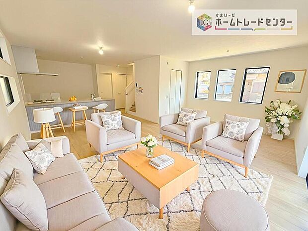 ダイニング、リビングの各スペースがしっかりと確保できるLDKです。※現況の物件写真に、CG による画像処理を行っています。家具、家電、照明器具、小物、カーテン、その他のイメージはCG です。