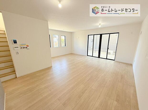 広々としたリビングは南側に設けた掃き出し窓からたくさんの陽光を取り入れてくれます。家族が集まる空間ですからやはり明るさと、暖かさは大切です。広さがありますので家具の配置に悩まなくて済むのも良いです。