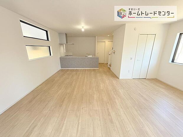 縦長で奥行きのあるリビングは、家具の配置がしやすく使い勝手が非常に良いです。特にソファを配置した時にその便利さがお分かりいただけると思います。ゆったりと、くつろげる場所でなくてはならないと考えています