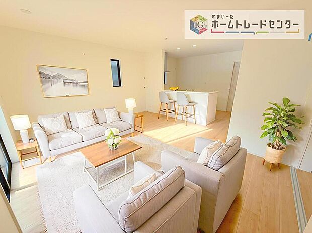 ダイニング、リビングの各スペースがしっかりと確保できるLDKです。※現況の物件写真に、CG による画像処理を行っています。家具、家電、照明器具、小物、カーテン、その他のイメージはCG です。