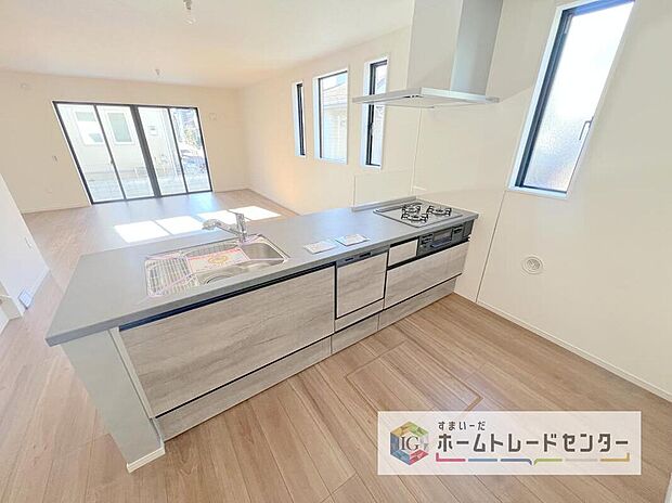 正面に壁がないため作業台からの景色があり、開放感があります。小さなお子様がいるご家庭では、お子様から目を離すことなく安心して料理することができます。