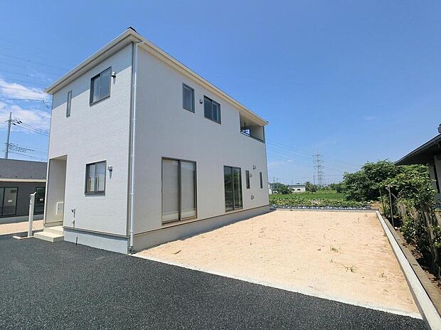 【類似外観同仕様】類似外観同仕様の物件になります。扉や窓の開口部の位置やデザインが異なります。建物の詳細図面などもございます、仕様の細かなご説明もさせていただきます。