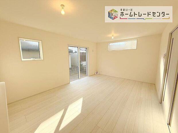 リビングにはこだわって開口部を可能な限り多く設けました。日当たり、風通しを良くするのはもちろんですが、やはり人が集まる場所ですので、開放感が必要な場所だと思います。広々としたリビングをお楽しみください