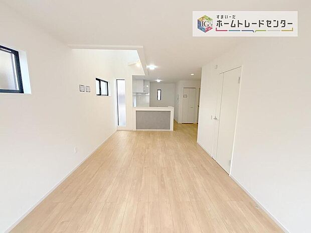 縦長で奥行きのあるリビングは、家具の配置がしやすく使い勝手が非常に良いです。特にソファを配置した時にその便利さがお分かりいただけると思います。ゆったりと、くつろげる場所でなくてはならないと考えています