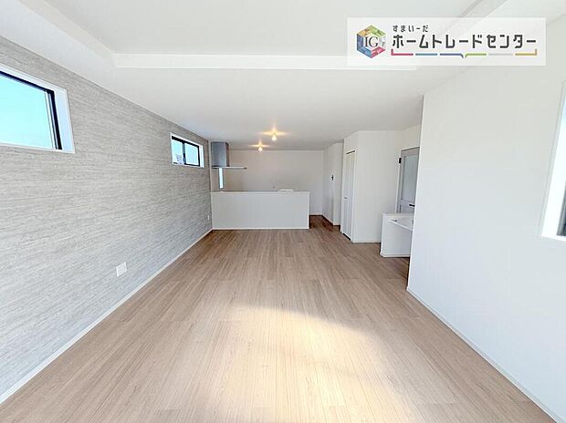 縦長で奥行きのあるリビングは、家具の配置がしやすく使い勝手が非常に良いです。特にソファを配置した時にその便利さがお分かりいただけると思います。ゆったりと、くつろげる場所でなくてはならないと考えています