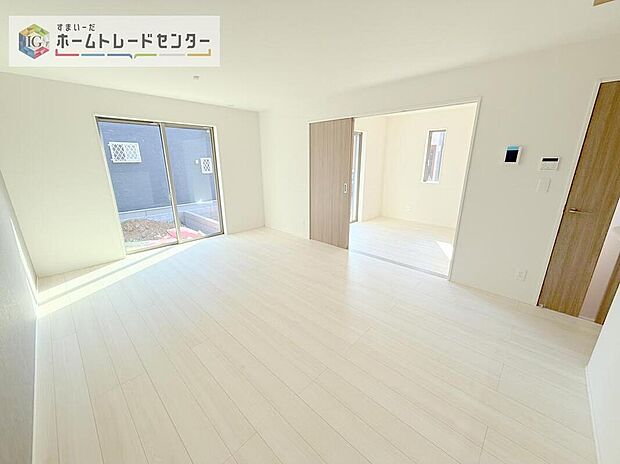 広々としたリビングは南側に設けた掃き出し窓からたくさんの陽光を取り入れてくれます。家族が集まる空間ですからやはり明るさと、暖かさは大切です。広さがありますので家具の配置に悩まなくて済むのも良いです。