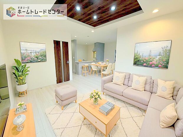 ダイニング、リビングの各スペースがしっかりと確保できるLDKです。※現況の物件写真に、CG による画像処理を行っています。家具、家電、照明器具、小物、カーテン、その他のイメージはCG です。