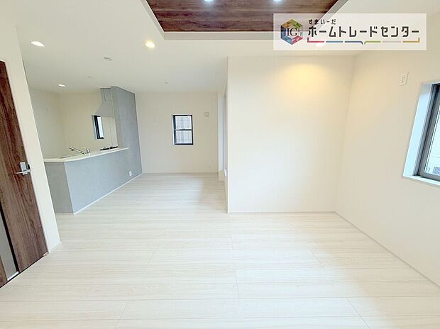 LDKのリビングスペースです。広く奥行きのあるリビングの為、ダイニング、リビングの各スペースがしっかりと確保できます。お食事の後はこちらに移って皆様でおくつろぎください。