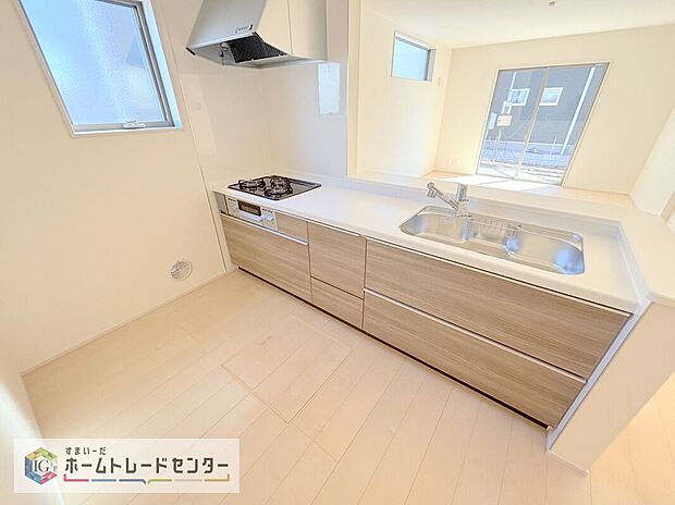 人気の対面式キッチン☆お食事の準備をしながらでもご家族とのコミュニケーションを楽しめます♪スライドタイプの収納を採用してますので、奥までしっかりと収納空間を利用できます。取り出しも簡単に♪