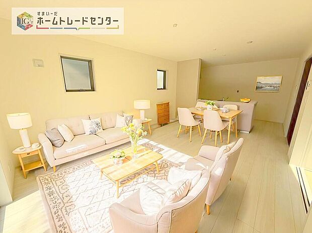 ダイニング、リビングの各スペースがしっかりと確保できるLDKです。※現況の物件写真に、CG による画像処理を行っています。家具、家電、照明器具、小物、カーテン、その他のイメージはCG です。