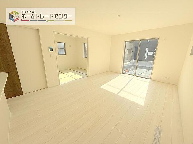 広々としたリビングは南側に設けた掃き出し窓からたくさんの陽光を取り入れてくれます。家族が集まる空間ですからやはり明るさと、暖かさは大切です。広さがありますので家具の配置に悩まなくて済むのも良いです。