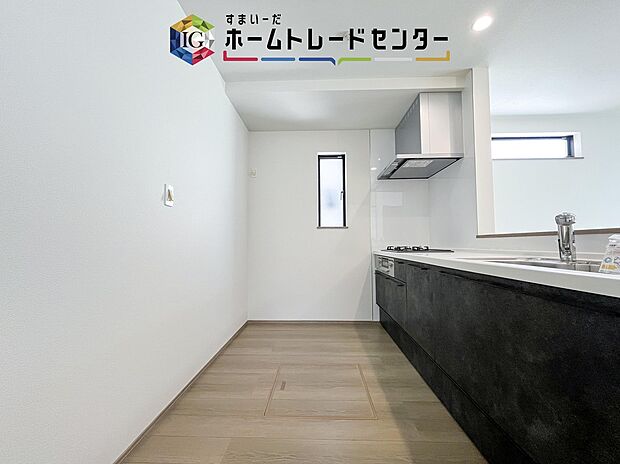 キッチンスペースは家族で作業が出来るよう広めにとりました。みんなで楽しくお料理をすれば、より美味しい食事が創れそうです。そしてお料理好きなお子様が育つかも、もちろん片付けもみんなでできます。