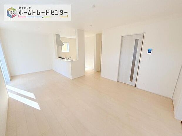 対面キッチンの前にダイニングテーブルを置き、手前側がリビングスペースになるかと思います。広く奥行きがありますので、ダイニング、リビングの各スペースの役割をしっかり分けて確保していただけます。