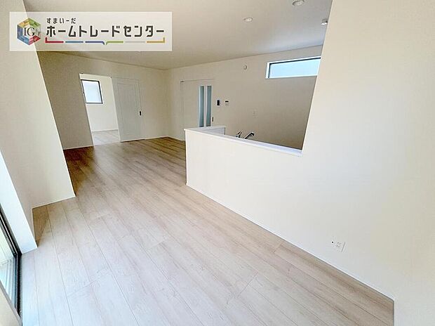 対面キッチン前の空間を広めにとっておりますので、ダイニングテーブルを置いてご家族皆様で食卓を囲ってもらっても充分なスペースがございます。家族で楽しいお食事のお時間をお過ごしください。