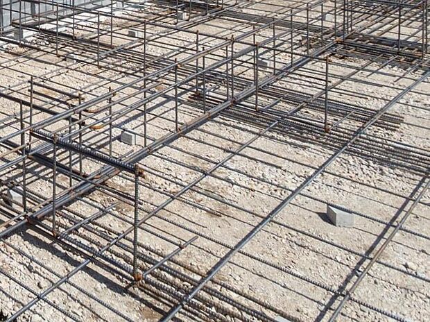 耐震性を発揮する鉄筋入りスラブー体基礎を採用。 地面から基礎上端までの高さを400mm以上確保。 地面からの湿気を防ぎ、不等沈下や地震時のねじれを防ぐ効果があり、白蟻に対する予防策としても有効です。