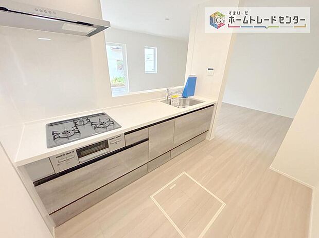 キッチンスペースは家族で作業が出来るよう広めにとりました。みんなで楽しくお料理をすれば、より美味しい食事が創れそうです。そしてお料理好きなお子様が育つかも、もちろん片付けもみんなでできます。