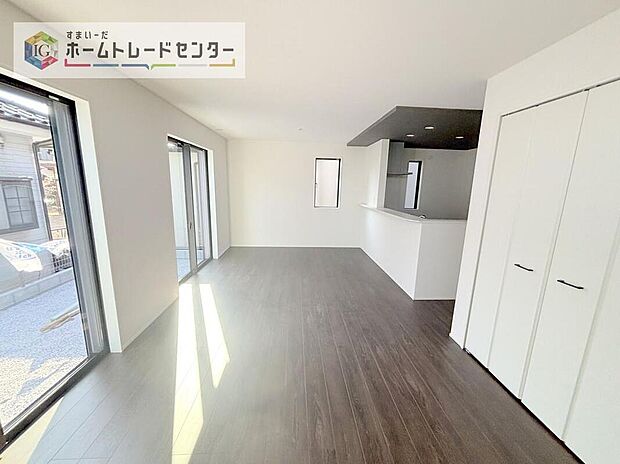 キッチンから見て、横長のリビングはご来客時に、キッチンはもちろんダイニングスペースを視界に入れない配置が可能です。生活感をお客様に見せたくない方などにも喜ばれています。家具の配置もしやすいのも良いです