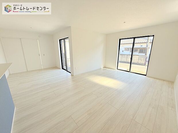 広々としたリビングは南側に設けた掃き出し窓からたくさんの陽光を取り入れてくれます。家族が集まる空間ですからやはり明るさと、暖かさは大切です。広さがありますので家具の配置に悩まなくて済むのも良いです。