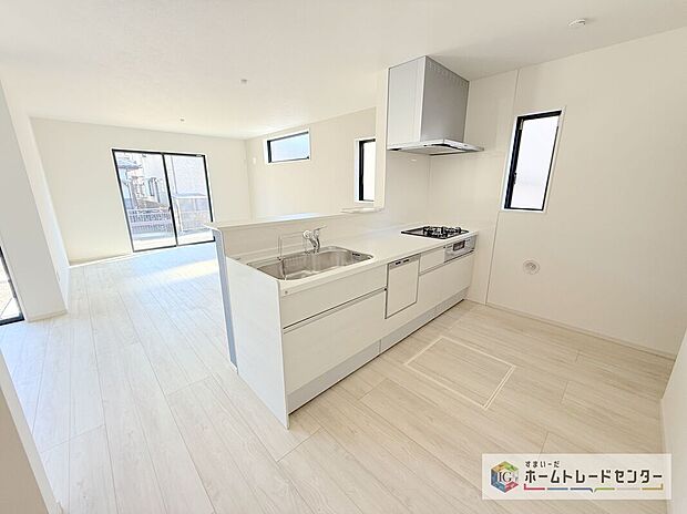 キッチンからリビングへの視界、動線です。対面キッチンですので、常にご家族が視界に入るのはもちろん、動線を広めにとっておりますので、お料理やお皿を持ちながらすれ違ってもぶつかる心配がありません。