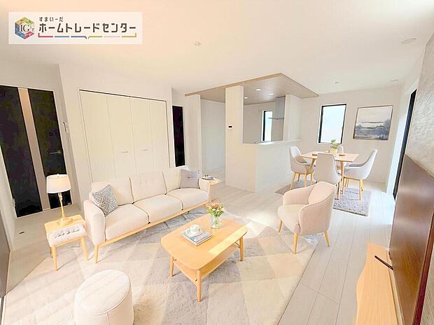 ダイニング、リビングの各スペースがしっかりと確保できるLDKです。※現況の物件写真に、CG による画像処理を行っています。家具、家電、照明器具、小物、カーテン、その他のイメージはCG です。