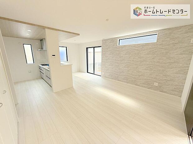 キッチンから見て、横長のリビングはご来客時に、キッチンはもちろんダイニングスペースを視界に入れない配置が可能です。生活感をお客様に見せたくない方などにも喜ばれています。家具の配置もしやすいのも良いです