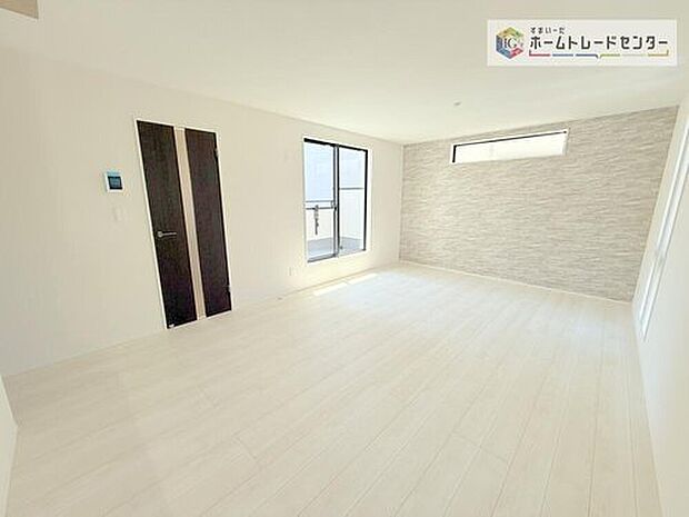 リビングにはこだわって開口部を可能な限り多く設けました。日当たり、風通しを良くするのはもちろんですが、やはり人が集まる場所ですので、開放感が必要な場所だと思います。広々としたリビングをお楽しみください