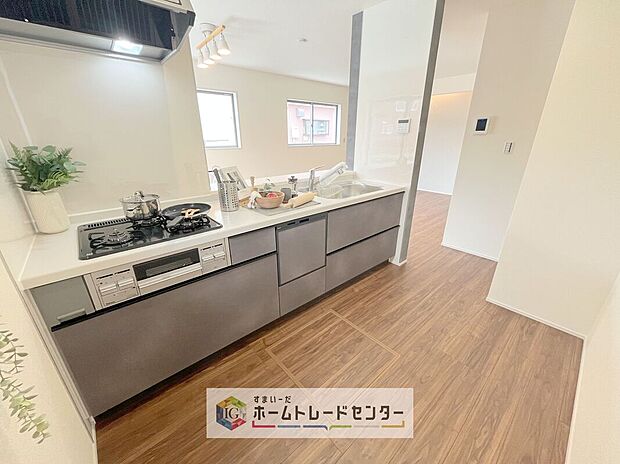 食洗機が標準装備でついています。家事は毎日の事、一日一日は少しの負担軽減でも、その少しを1年で考えれば大きな時間になります。自由に使えるお時間を増やしていただき、その分新居でおくつろぎ下さい。
