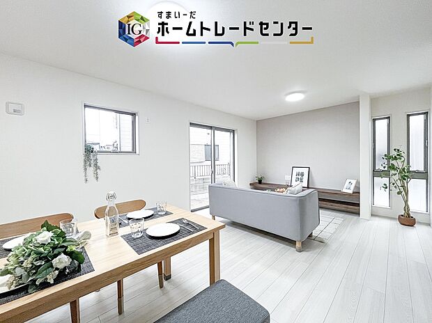日当たりもよく、広々としたリビングです。ゆったりとした家族の時間をお過ごしいただけます。休日はご家族そろって、またはお友達を誘って、明るいリビングで楽しい時間をお過ごしください。