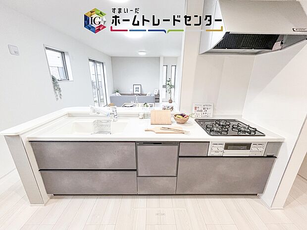 人気の対面式キッチン☆お食事の準備をしながらでもご家族とのコミュニケーションを楽しめます♪スライドタイプの収納を採用してますので、奥までしっかりと収納空間を利用できます。取り出しも簡単に♪