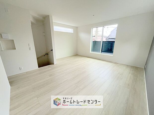 広々としたリビングは東側に設けた掃き出し窓からたくさんの陽光を取り入れてくれます。家族が集まる空間ですからやはり明るさと、暖かさは大切です。広さがありますので家具の配置に悩まなくて済むのも良いです。