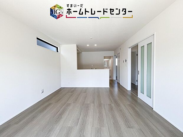 縦長で奥行きのあるリビングは、家具の配置がしやすく使い勝手が非常に良いです。特にソファを配置した時にその便利さがお分かりいただけると思います。ゆったりと、くつろげる場所でなくてはならないと考えています