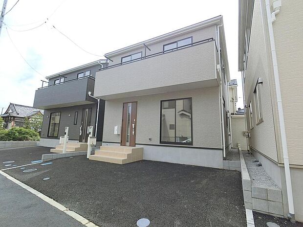 【類似外観同仕様】類似外観同仕様の物件になります。扉や窓の開口部の位置やデザインが異なります。間取りの広さなどもモデルハウスをご案内させて頂き、イメージしていただく事も可能です。