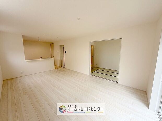 対面キッチンの前にダイニングテーブルを置き、手前側がリビングスペースになるかと思います。広く奥行きがありますので、ダイニング、リビングの各スペースの役割をしっかり分けて確保していただけます。
