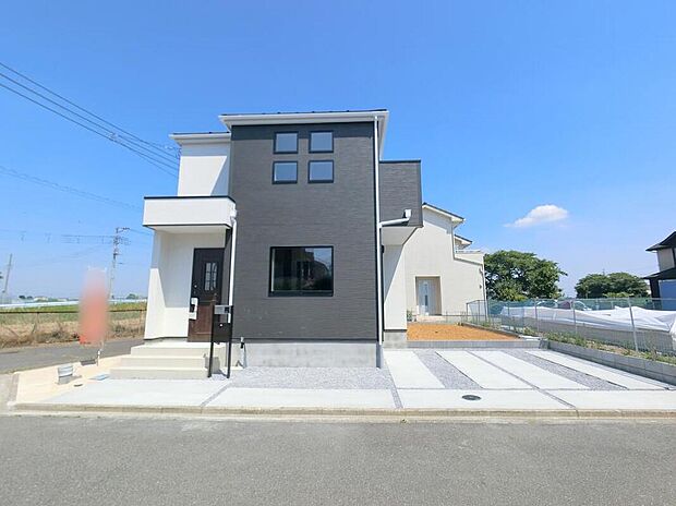 【類似外観同仕様】類似外観同仕様の物件になります。扉や窓の開口部の位置やデザインが異なります。建物のプレゼンテーションやモデルハウスのご案内も行っているので、お気軽にお問い合わせください。