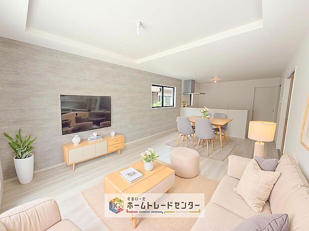 ダイニング、リビングの各スペースがしっかりと確保できるLDKです。※現況の物件写真に、CG による画像処理を行っています。家具、家電、照明器具、小物、カーテン、その他のイメージはCG です。
