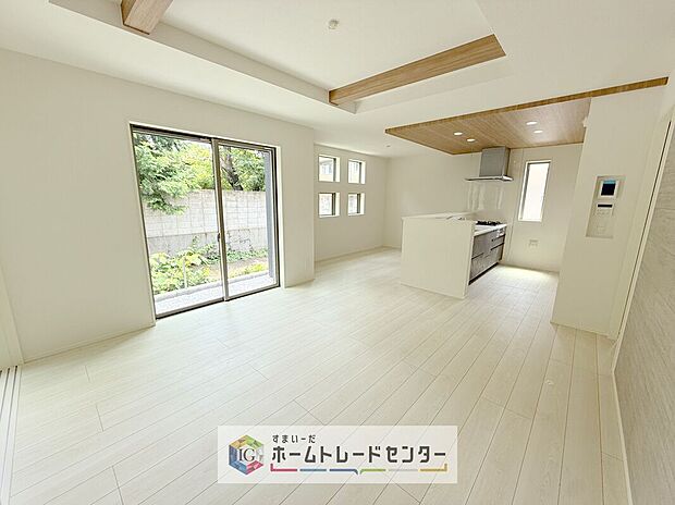 広々としたリビングは南側に設けた掃き出し窓からたくさんの陽光を取り入れてくれます。家族が集まる空間ですからやはり明るさと、暖かさは大切です。広さがありますので家具の配置に悩まなくて済むのも良いです。
