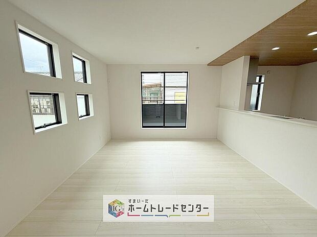 日当たりもよく、広々としたリビングです。ゆったりとした家族の時間をお過ごしいただけます。休日はご家族そろって、またはお友達を誘って、明るいリビングで楽しい時間をお過ごしください。