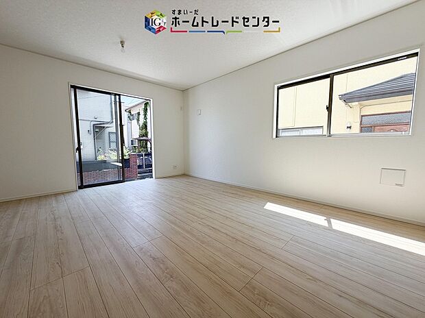 リビングにはこだわって開口部を可能な限り多く設けました。日当たり、風通しを良くするのはもちろんですが、やはり人が集まる場所ですので、開放感が必要な場所だと思います。広々としたリビングをお楽しみください