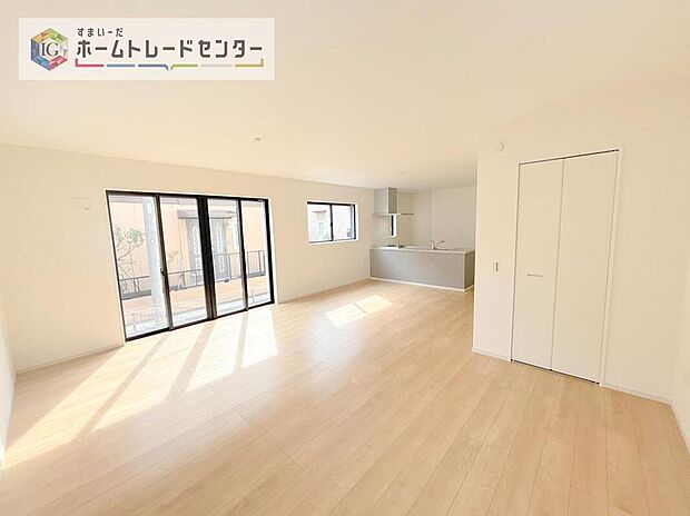 リビングにはこだわって開口部を可能な限り多く設けました。日当たり、風通しを良くするのはもちろんですが、やはり人が集まる場所ですので、開放感が必要な場所だと思います。広々としたリビングをお楽しみください