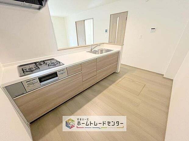 キッチンスペースは家族で作業が出来るよう広めにとりました。みんなで楽しくお料理をすれば、より美味しい食事が創れそうです。そしてお料理好きなお子様が育つかも、もちろん片付けもみんなでできます。
