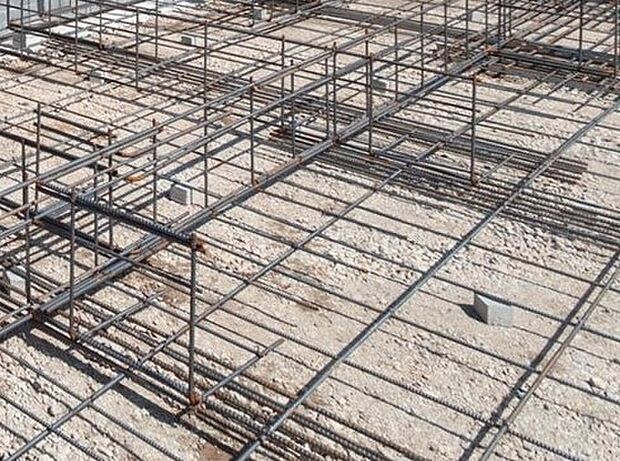 耐震性を発揮する鉄筋入りスラブー体基礎を採用。 地面から基礎上端までの高さを400mm以上確保。 地面からの湿気を防ぎ、不等沈下や地震時のねじれを防ぐ効果があり、白蟻に対する予防策としても有効です。