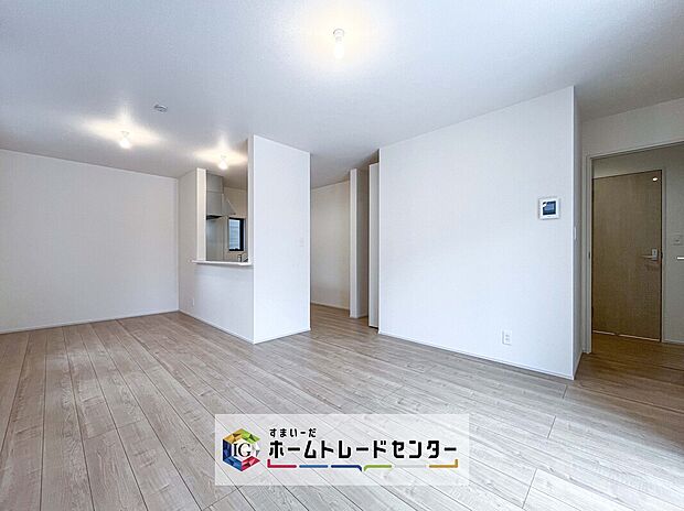 対面キッチンの前にダイニングテーブルを置き、手前側がリビングスペースになるかと思います。広く奥行きがありますので、ダイニング、リビングの各スペースの役割をしっかり分けて確保していただけます。
