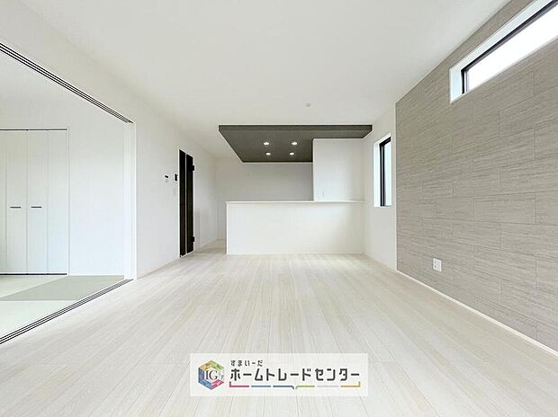 対面キッチンの前にダイニングテーブルを置き、手前側がリビングスペースになるかと思います。広く奥行きがありますので、ダイニング、リビングの各スペースの役割をしっかり分けて確保していただけます。
