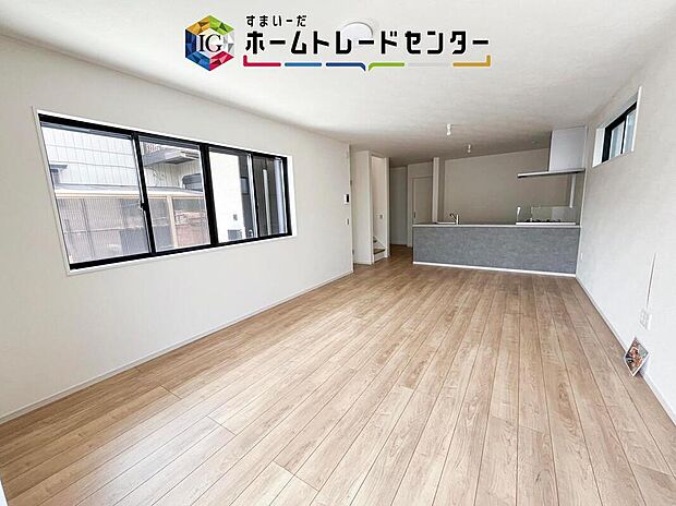 対面キッチンの前にダイニングテーブルを置き、手前側がリビングスペースになるかと思います。広く奥行きがありますので、ダイニング、リビングの各スペースの役割をしっかり分けて確保していただけます。