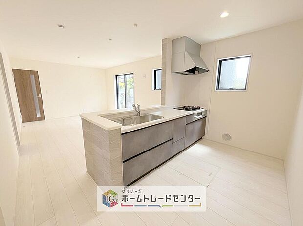 キッチンからリビングへの視界、動線です。対面キッチンですので、常にご家族が視界に入るのはもちろん、動線を広めにとっておりますので、お料理やお皿を持ちながらすれ違ってもぶつかる心配がありません。