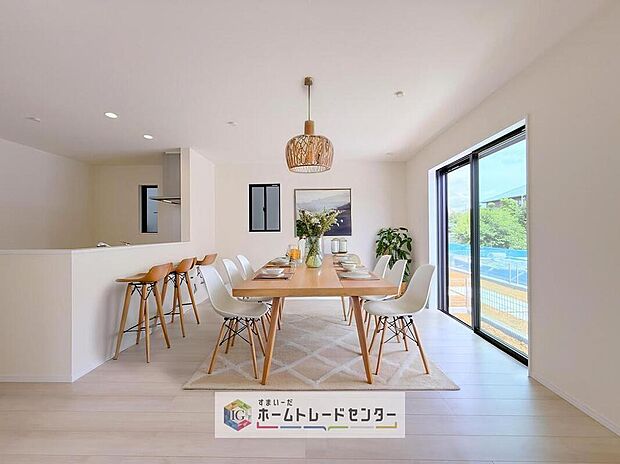 ダイニング、リビングの各スペースがしっかりと確保できるLDKです。※現況の物件写真に、CG による画像処理を行っています。家具、家電、照明器具、小物、カーテン、その他のイメージはCG です。