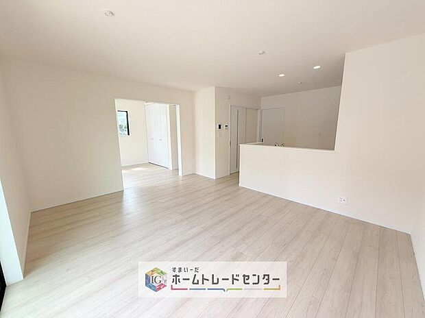 対面キッチン前の空間を広めにとっておりますので、ダイニングテーブルを置いてご家族皆様で食卓を囲ってもらっても充分なスペースがございます。家族で楽しいお食事のお時間をお過ごしください。