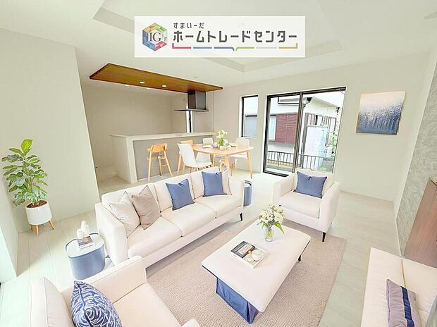 対面キッチンの前にダイニングテーブルを置き、手前側がリビングスペースになるかと思います。広く奥行きがありますので、ダイニング、リビングの各スペースの役割をしっかり分けて確保していただけます。