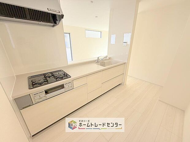 キッチンスペースは家族で作業が出来るよう広めにとりました。みんなで楽しくお料理をすれば、より美味しい食事が創れそうです。そしてお料理好きなお子様が育つかも、もちろん片付けもみんなでできます。